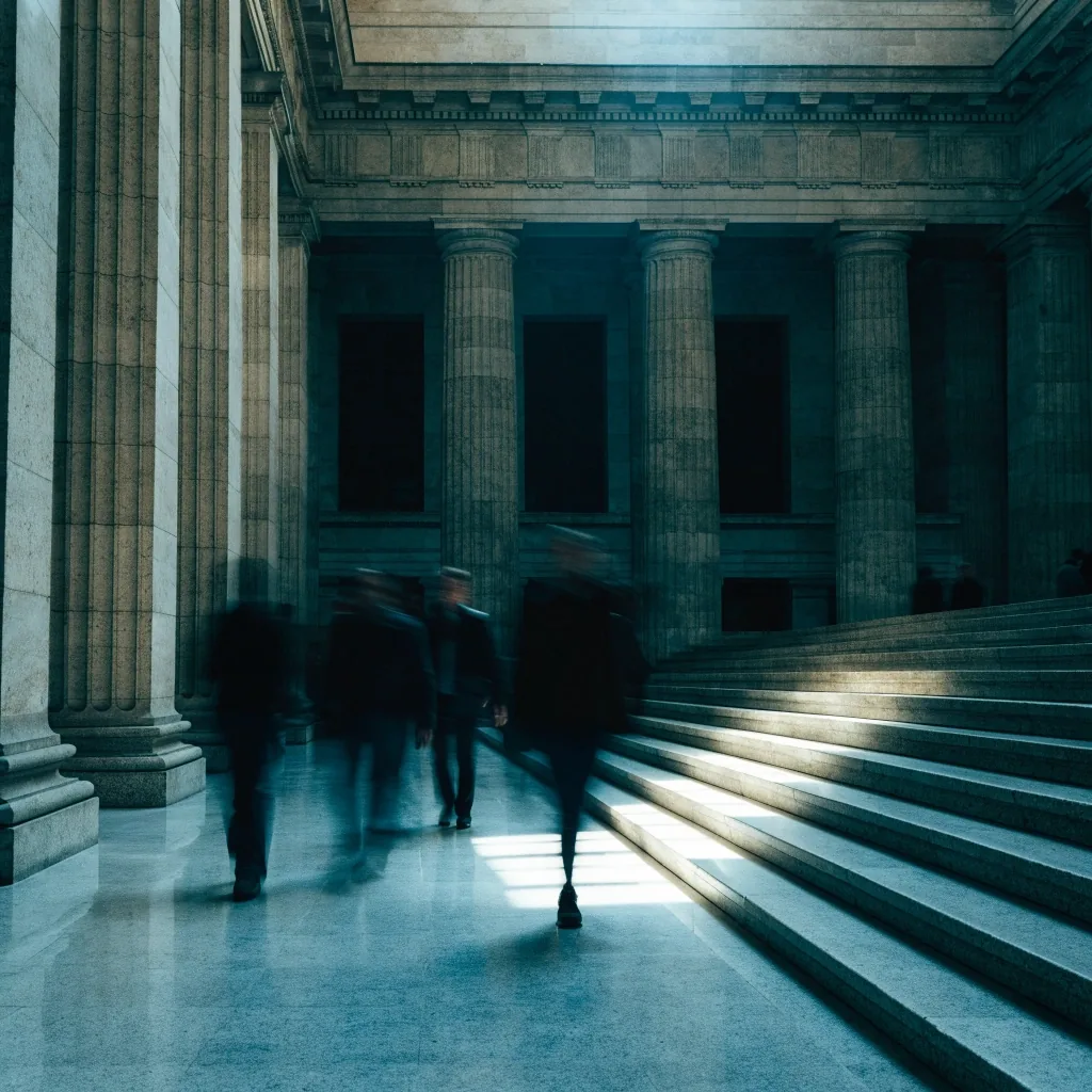 Interior de un edificio público español con columnas y luz fría de día